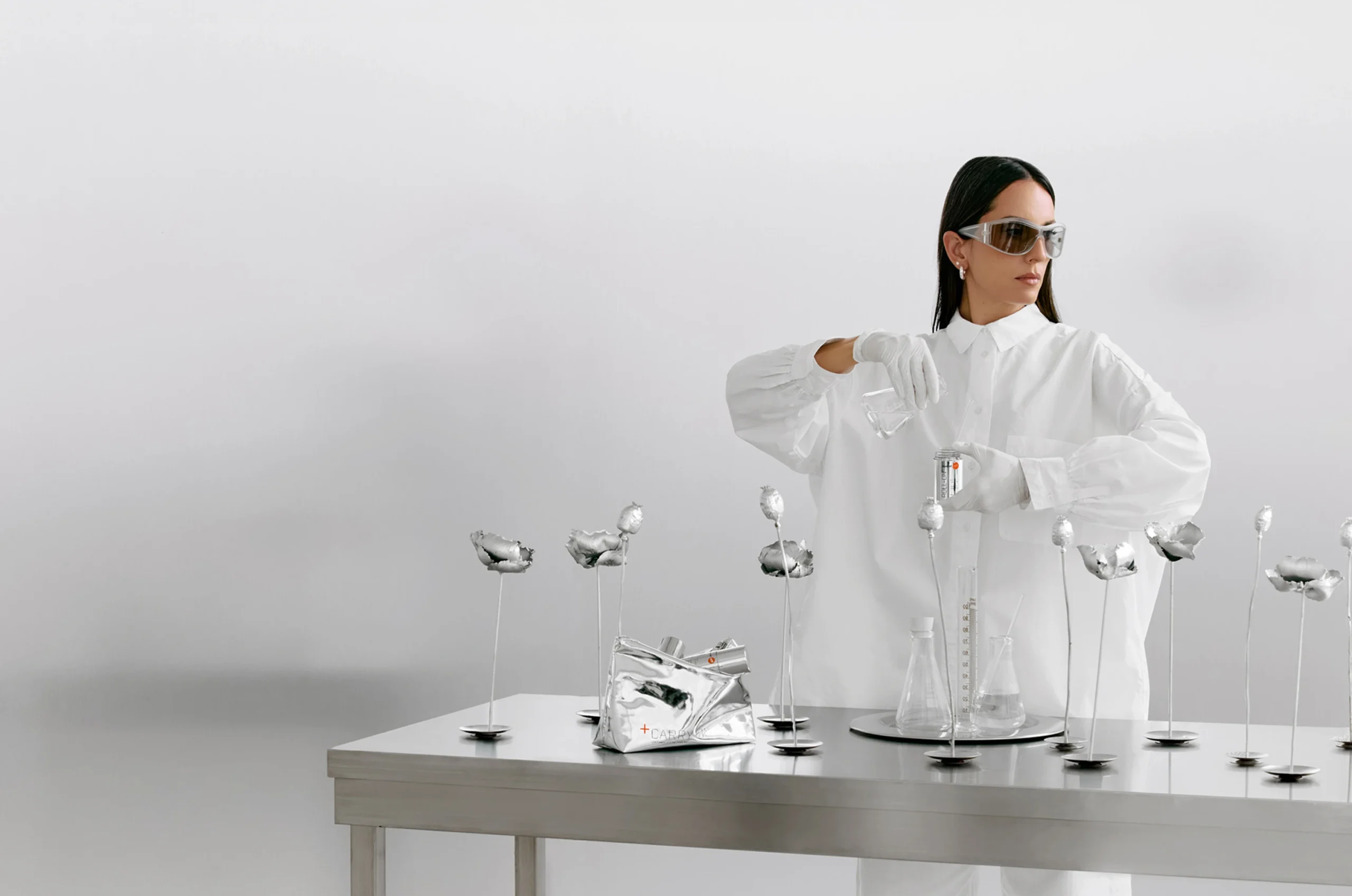 Ein Foto des Produkts „Sweat-Off“, das von einer Person gehalten wird.