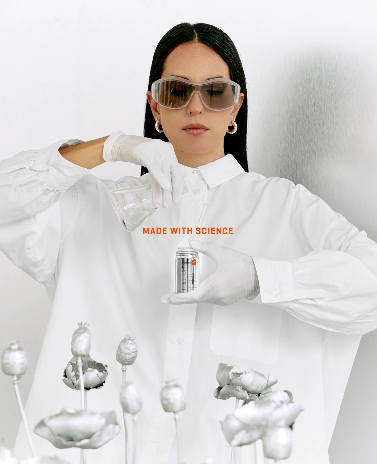 Ein Foto des Produkts „Sweat-Off“, das von einer Person gehalten wird.
