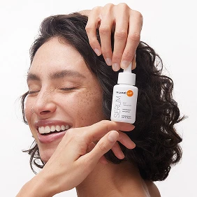 Ein Foto des Produkts „Sweat-Off“, das von einer Person gehalten wird.